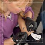 Handpoke tätowieren mit Awina